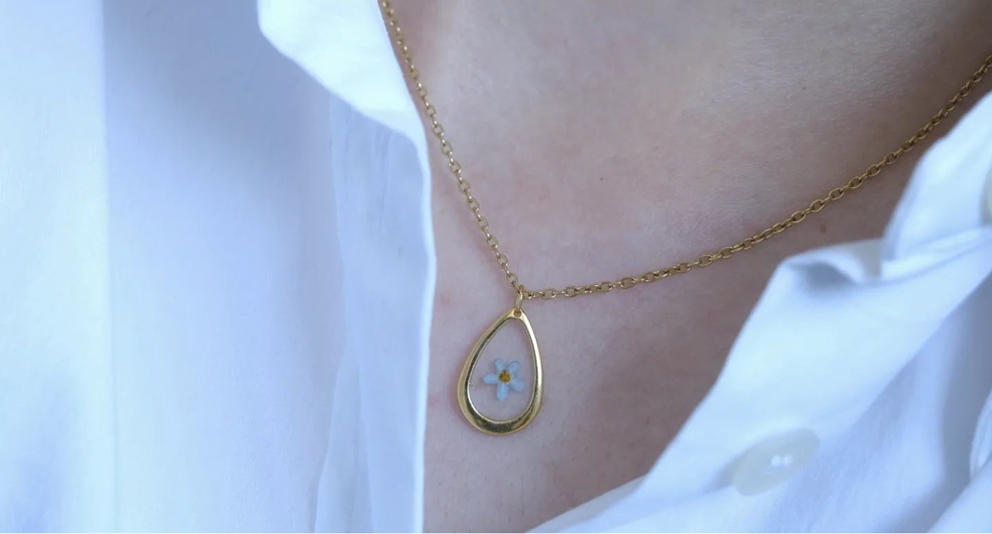 Gold stainless steel necklace with a natural forget-me-not flower